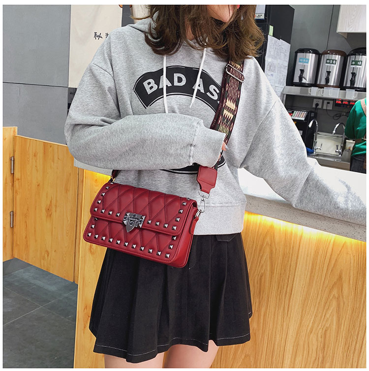 Túi khí nữ 2019 mới Hàn Quốc kết cấu túi đinh tán nhỏ hương thơm giản dị hoang dã Vai Messenger - Túi xách nữ túi xách nữ hàng hiệu