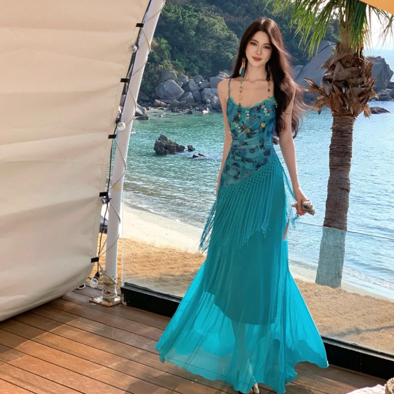 美しいブルーのサマードレス。スパゲッティストラップが特徴で、三亜の夏にぴったり。ビーチでの休暇にも最適です。フィッシュテールヘムも素敵なサマードレスです。