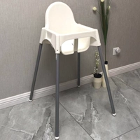 Белый обеденный стул с небольшими недостатками и царапинами