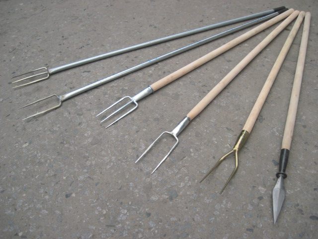 Red Tassel Gun Head Spear Spear Finger Rake Harrowing Harrow Fork Two Teeth Fork Garden Fork Three Teeth Fork Iron Fork Lawn Fork