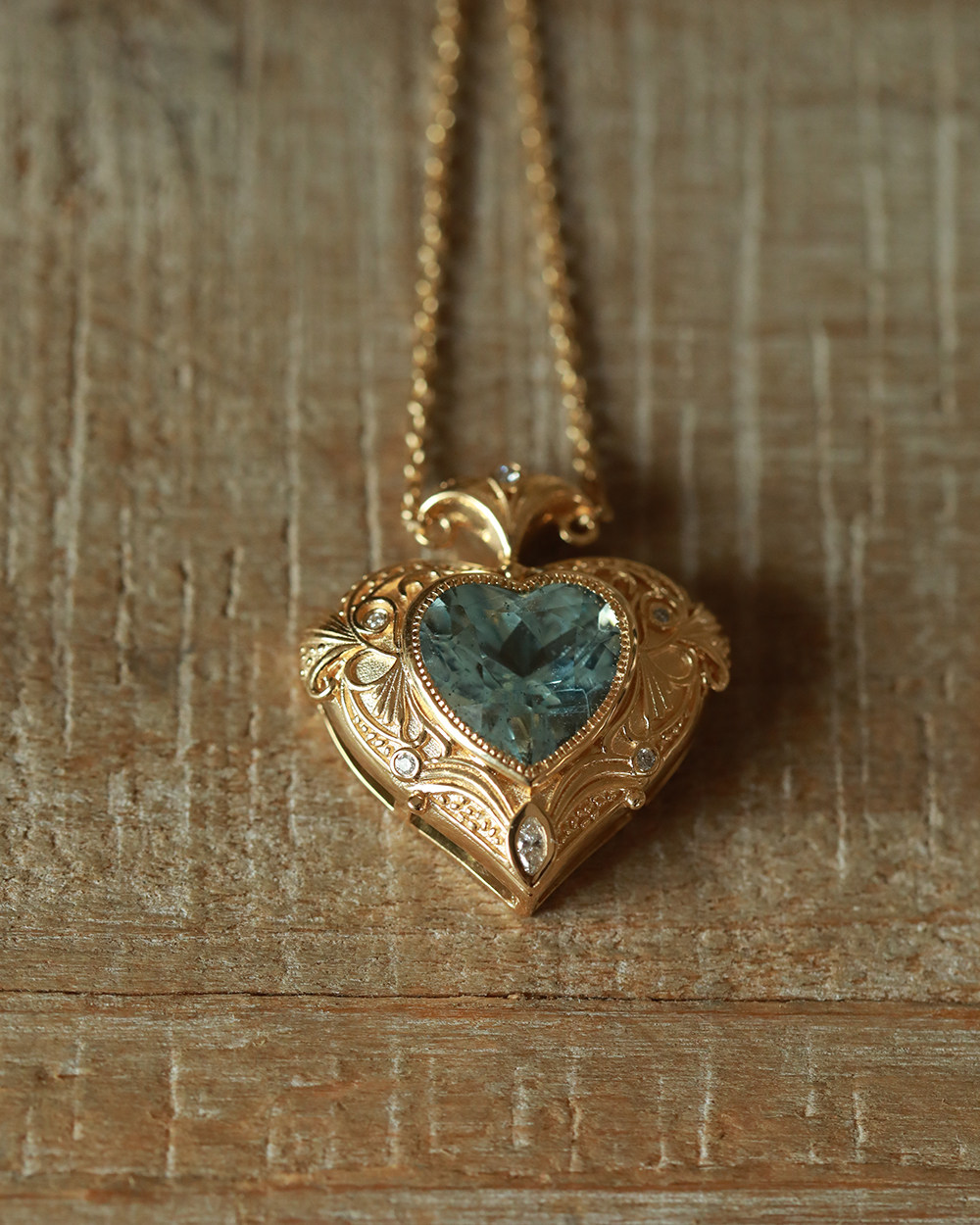 Elegant 18K Gold Natural Aquamarine Heart Pendant - Product image 7