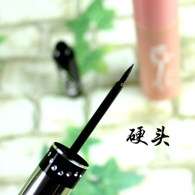 Authentic Topeka chảy vàng quyến rũ kẻ mắt đầu cứng / đầu mềm TE4 không làm nhòe lớp trang điểm bền màu không thấm nước - Bút kẻ mắt kẻ mắt maybelline