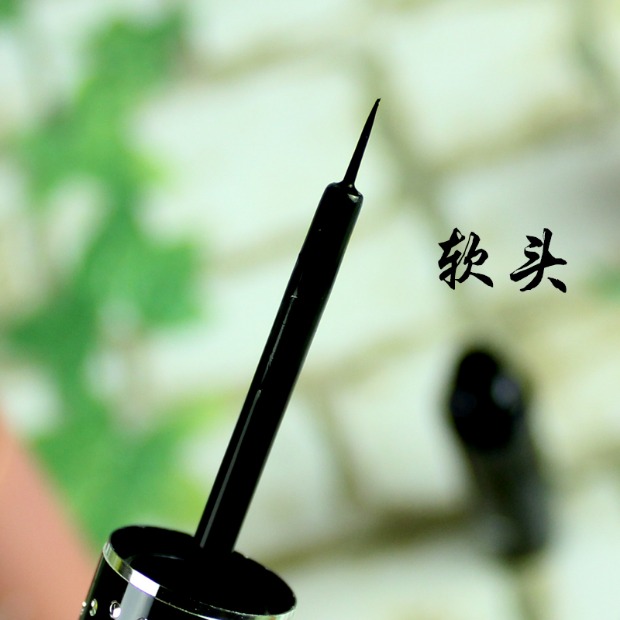 Authentic Topeka chảy vàng quyến rũ kẻ mắt đầu cứng / đầu mềm TE4 không làm nhòe lớp trang điểm bền màu không thấm nước - Bút kẻ mắt kẻ mắt maybelline