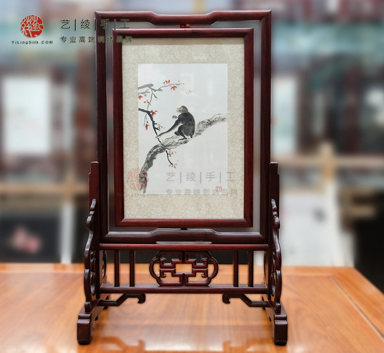 Golden monkey is Ruiyi Aya hand embroidery boutique double-sided embroidery Old Mahogany Chinese silk embroidery ornaments Old embroidery portable collection