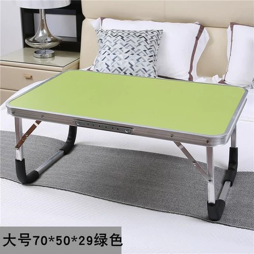 . Университетский компьютер может поставить большой большой столик общежития на кровать с учеником старших классов с учениками старших классов на кровати.