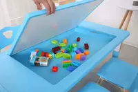 Синий один стол и два стулья с строительными блоками