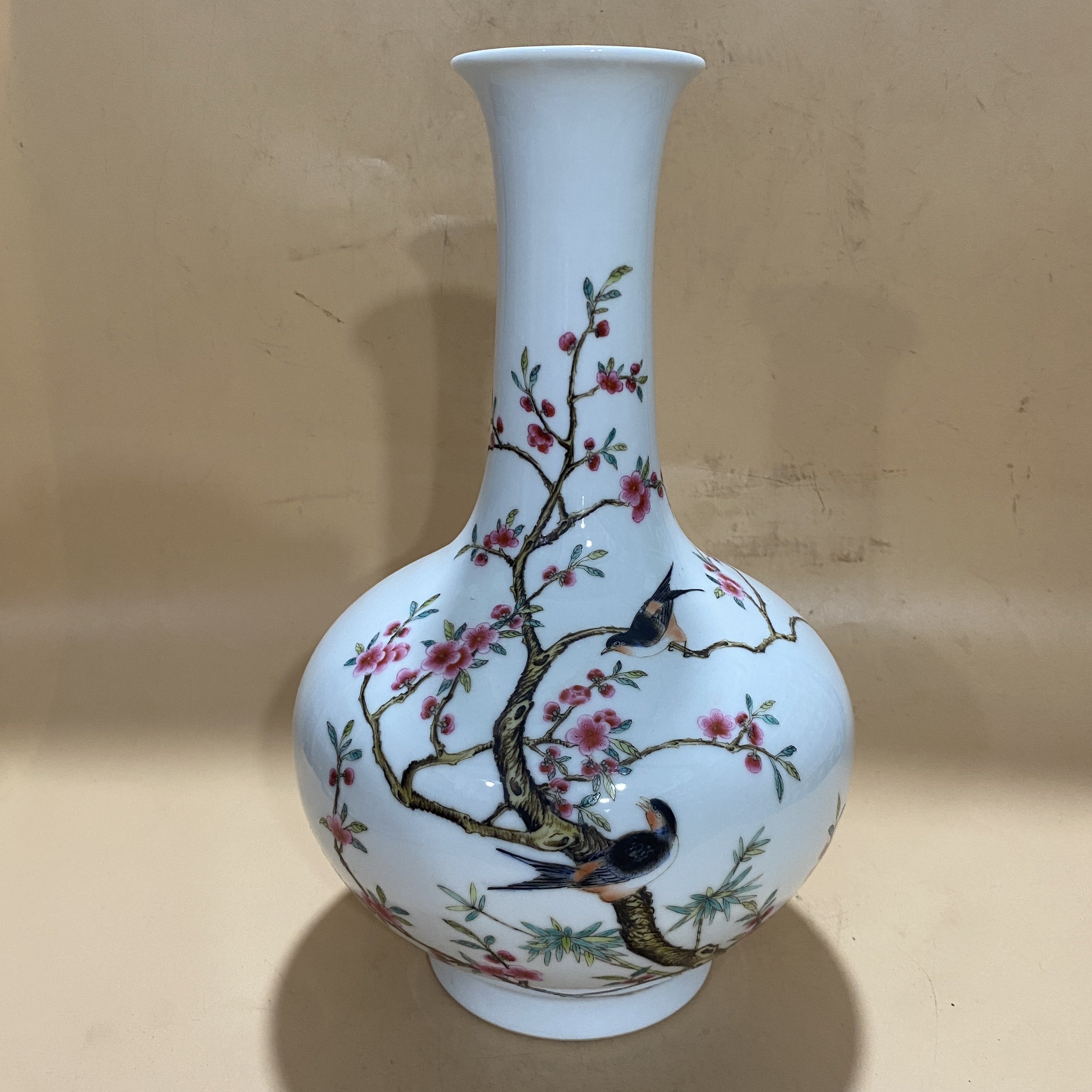 中国清代乾隆年制人物天球花瓶 古董品 年代物 （five-color ball
