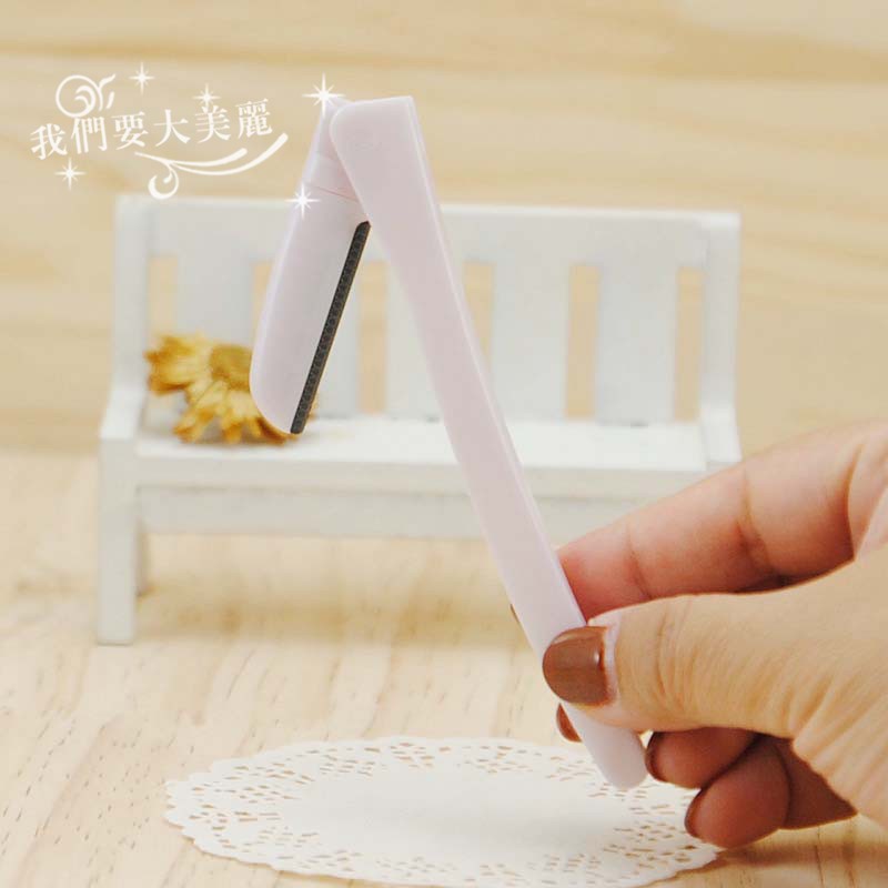Japan's native Daiso Daiso L-shaped portable folding eyebrow trimming knife anti-static