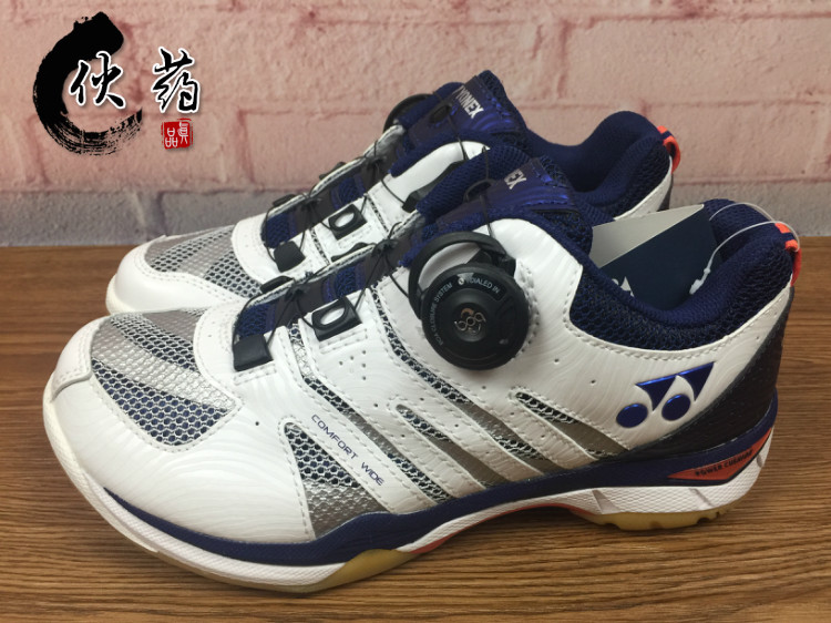 wide badminton shoes