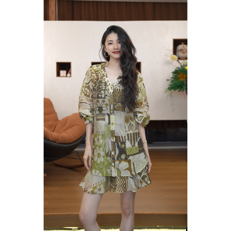 Xiaoguai Escape Jx Retro Floral Print Suit V-Neck Shirt Elastic Waist Shorts Vacation Style Two-Piece Set 260686 Xiaoguai Escape Jx Retro Floral Print Suit V-Neck Shirt Elastic Waist Shorts Vacation Style Two-Piece Set 260686