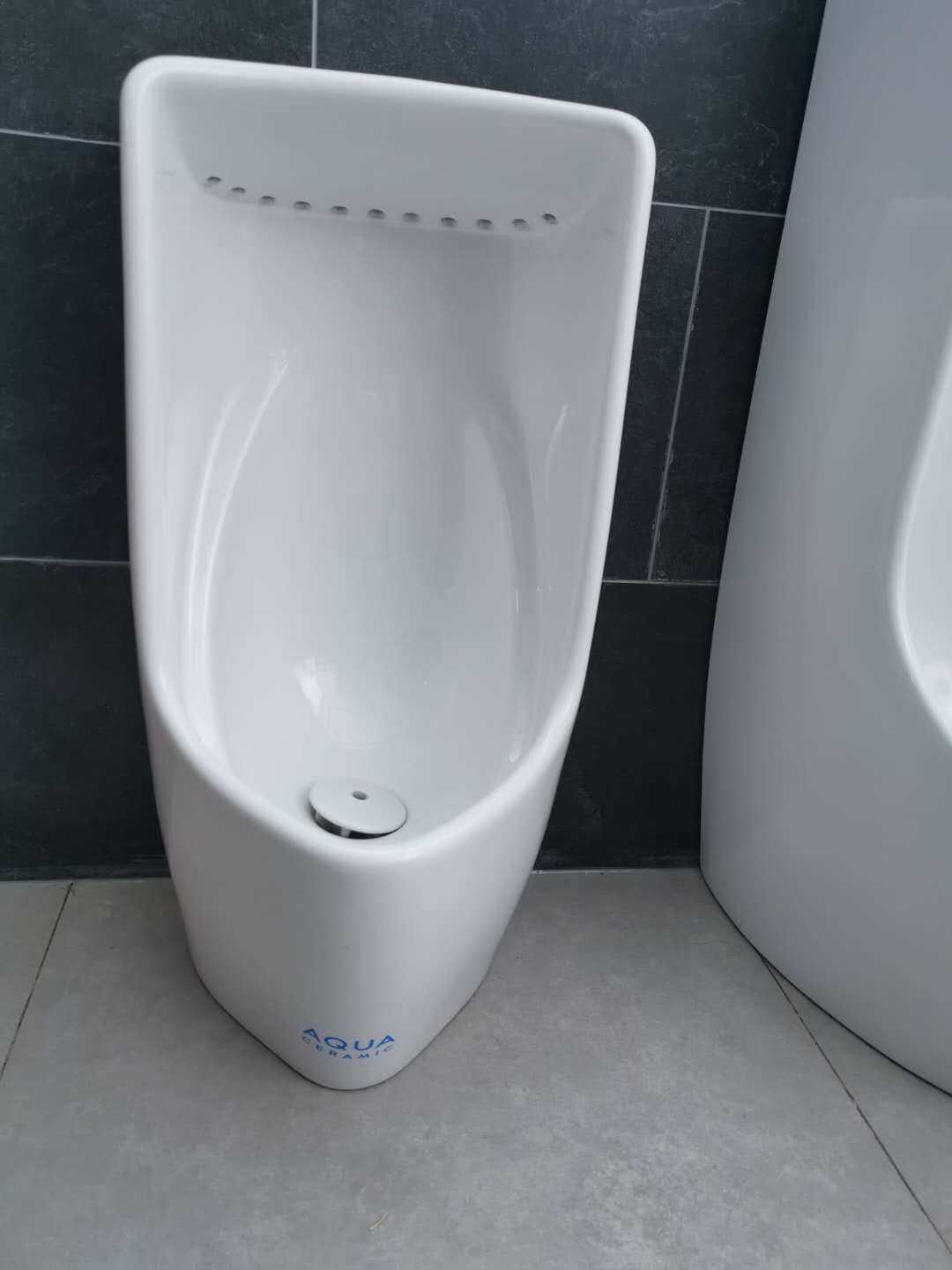 Inay Vertical Urinal CCIE6543-3215001C0 in the shape of a