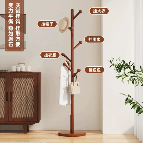 Простая вешалка из натурального дерева для домашнего использования