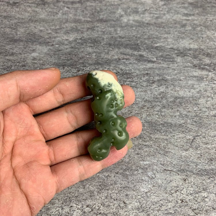 River jade rock rock rock rock carved Taihu stone hands playing with stone Northeast seed and jade