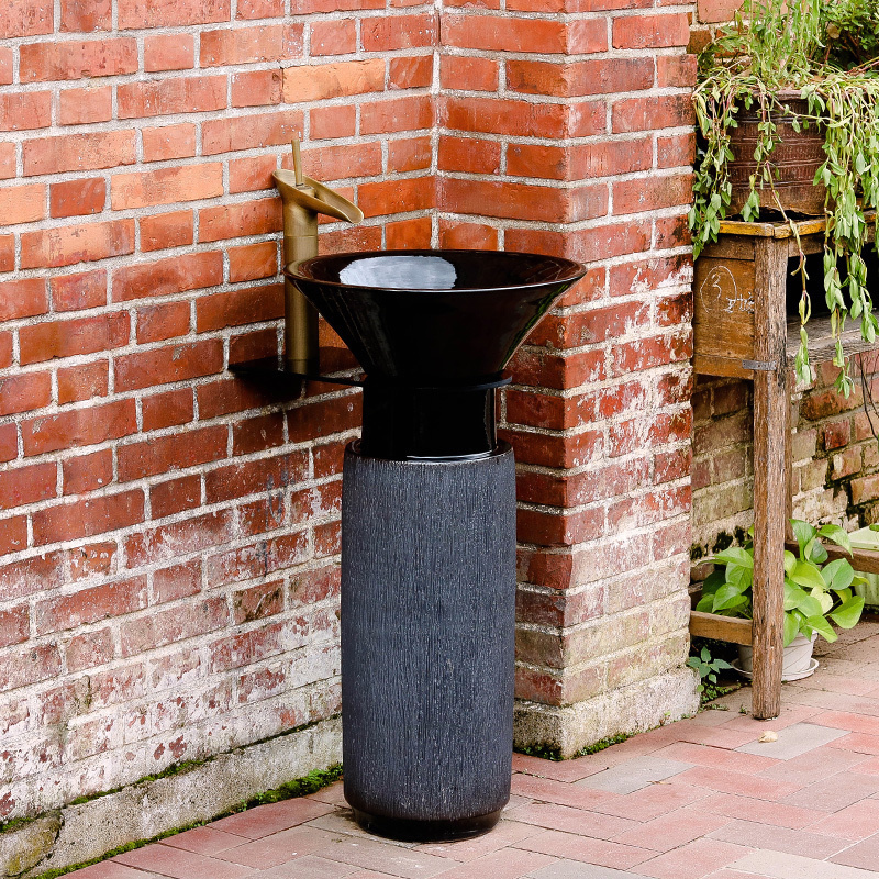 The Column vertical lavatory basin ceramics courtyard simple is suing industrial wind landing stage basin to wash the Column