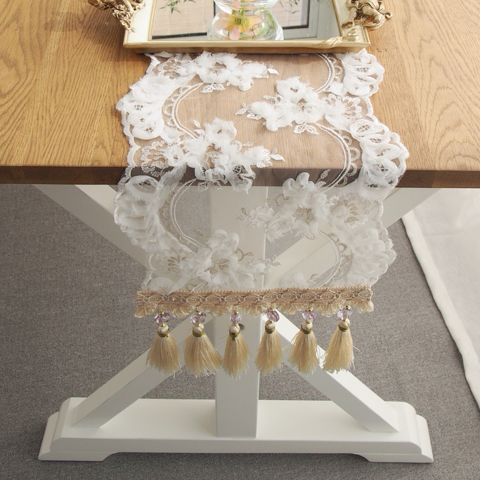 Finished spot white solid flowers embroidered European-style gold thread flow Su table flag French style rural makeup table Gaib