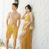 Cặp đôi đồ bơi váy bikini ba mảnh ngực nhỏ che bụng bảo thủ bên bờ biển kỳ nghỉ phù hợp với ảnh du lịch - Vài đồ bơi đồ đôi đi biển 2020