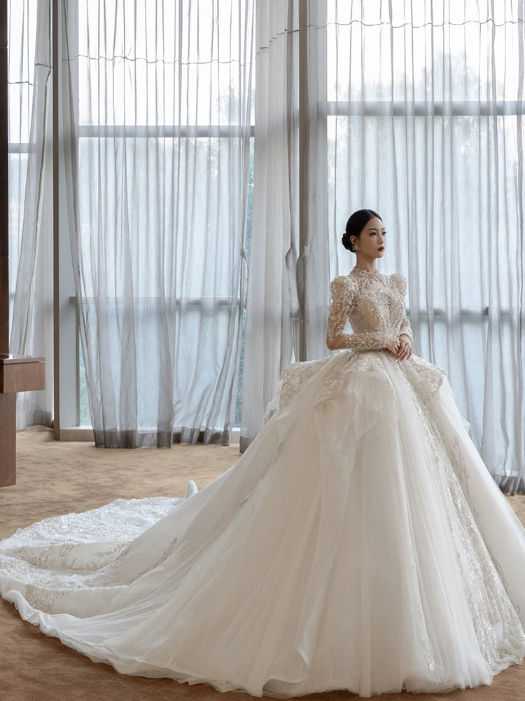  XXL weighs about 130 catties+Single white trailer wedding dress  