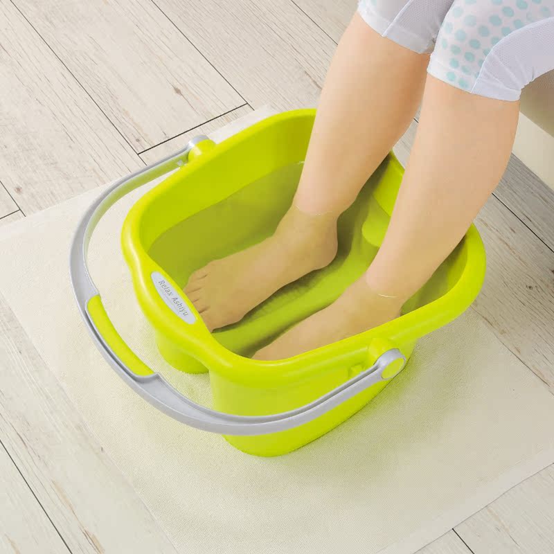 Japan imports INOMATA household massage bucket thickness - resistant bubble foot pelvis plastic hand - held bath