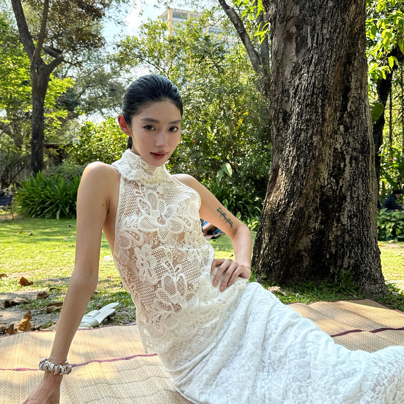 Beautiful Girl Rosie Pure and Alluring Blouse See-Through High-Neck Backless Lace Trim Top Tank Top