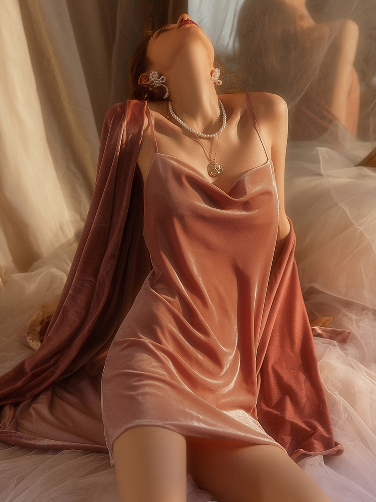 MAJE MANTAS gold velvet pajamas women's autumn and winter net red nightdress sexy beautiful back suspenders can be worn outside suit