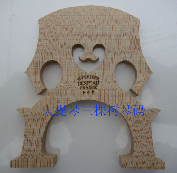 Three-tree cellist of the violin, the bridge of the bridge.