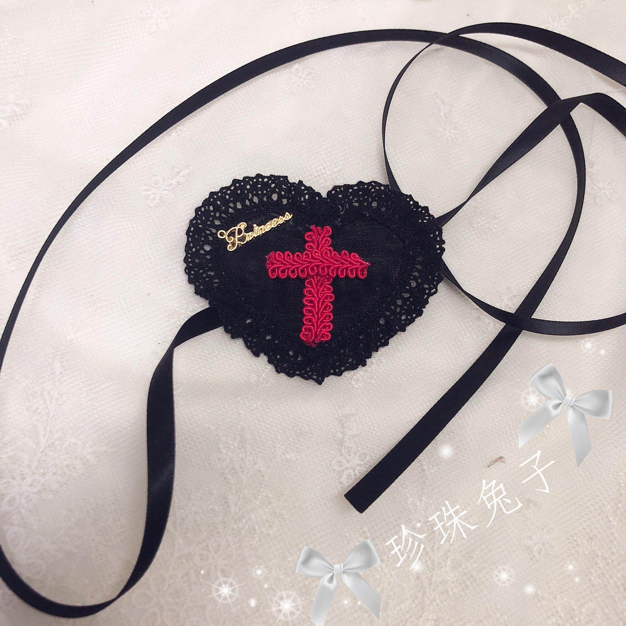 Pearl Rabbit's original lolita handle is made of dark black and red and white letter lace cross eye cover
