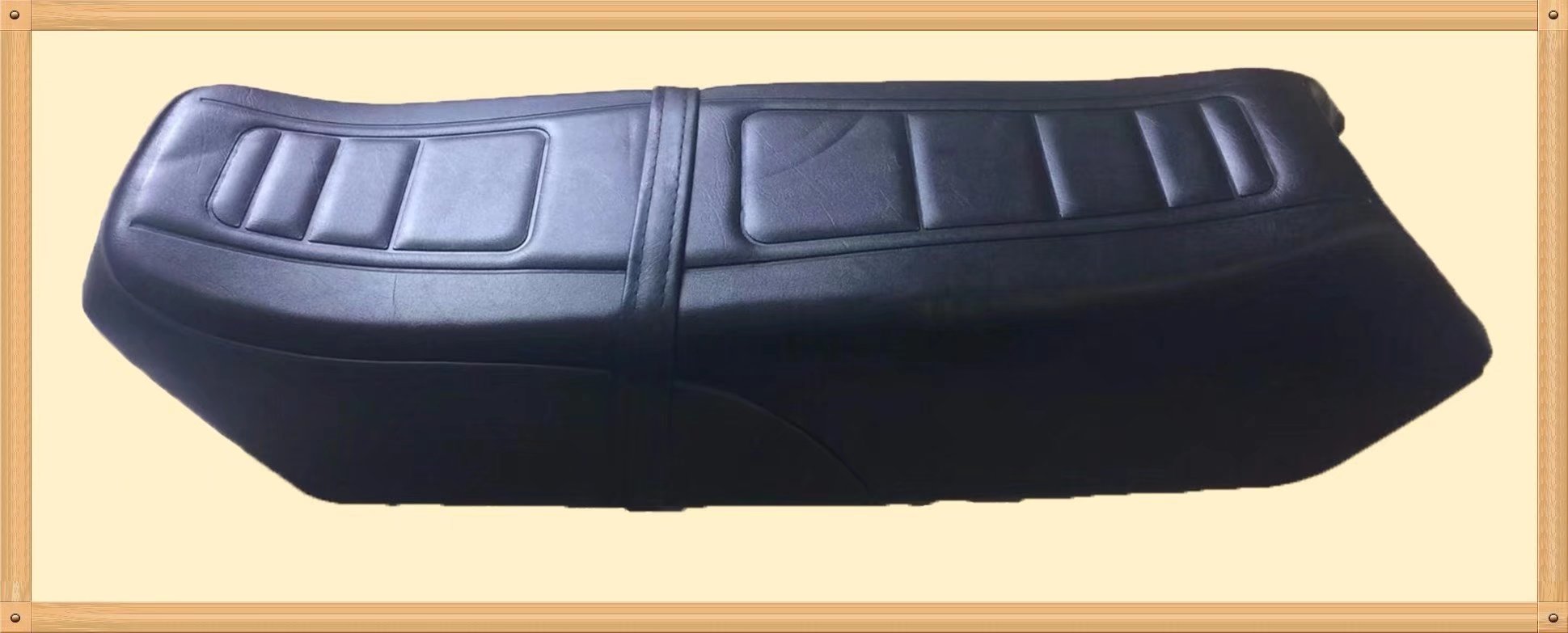 Nhà máy nguyên bản Jinan Qingqi GS125 dao chống nắng xe máy túi yên màu trắng lắp ráp đệm đáy đen yên xe máy wave