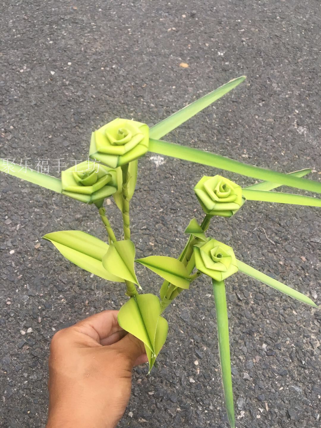Brown straw weaving fresh leaves weaving roses Changsha non-heritage kindergarten homework DIY children