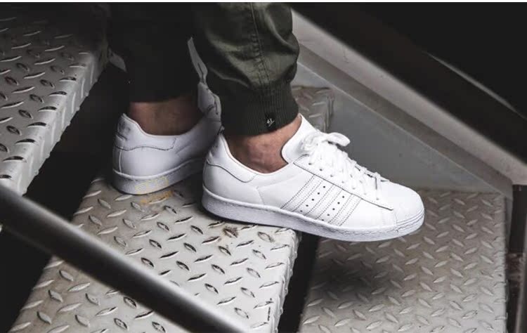 Adidas Superstar белые на ноге