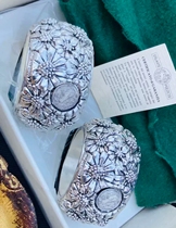 Deposit: 680 for the whole price. Micro-Xiaote*925 silver coin. Engraved daisy napkin ring. Diameter 6 5 Height 3 5