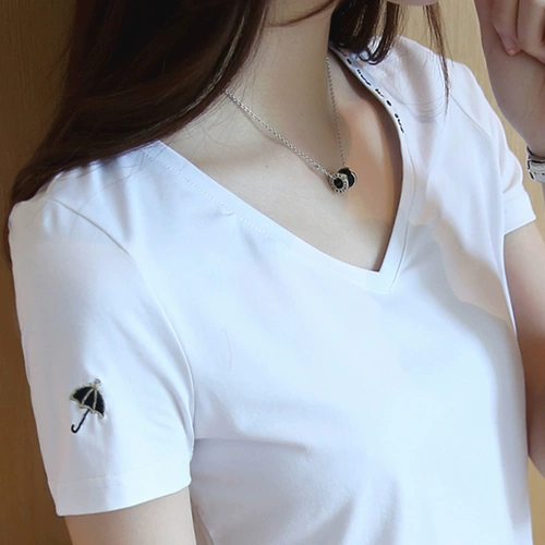 Белая летняя приталенная хлопковая футболка, V-образный вырез, с вышивкой