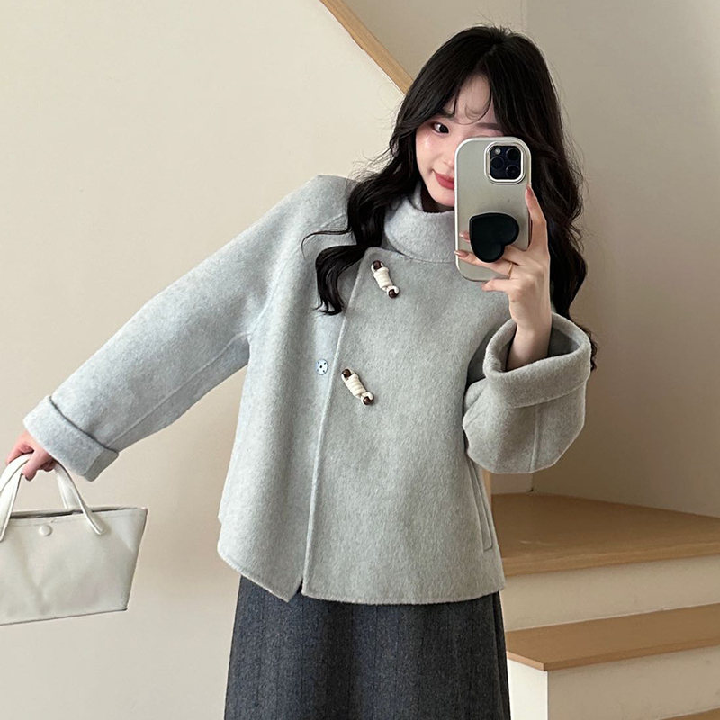 Minimalist Style Gray Double-Sided Wool Short Coat for Women with Stand Collar and Horn Buttons, Suitable for Petite Figures, Loose Fit and Slimming Effect