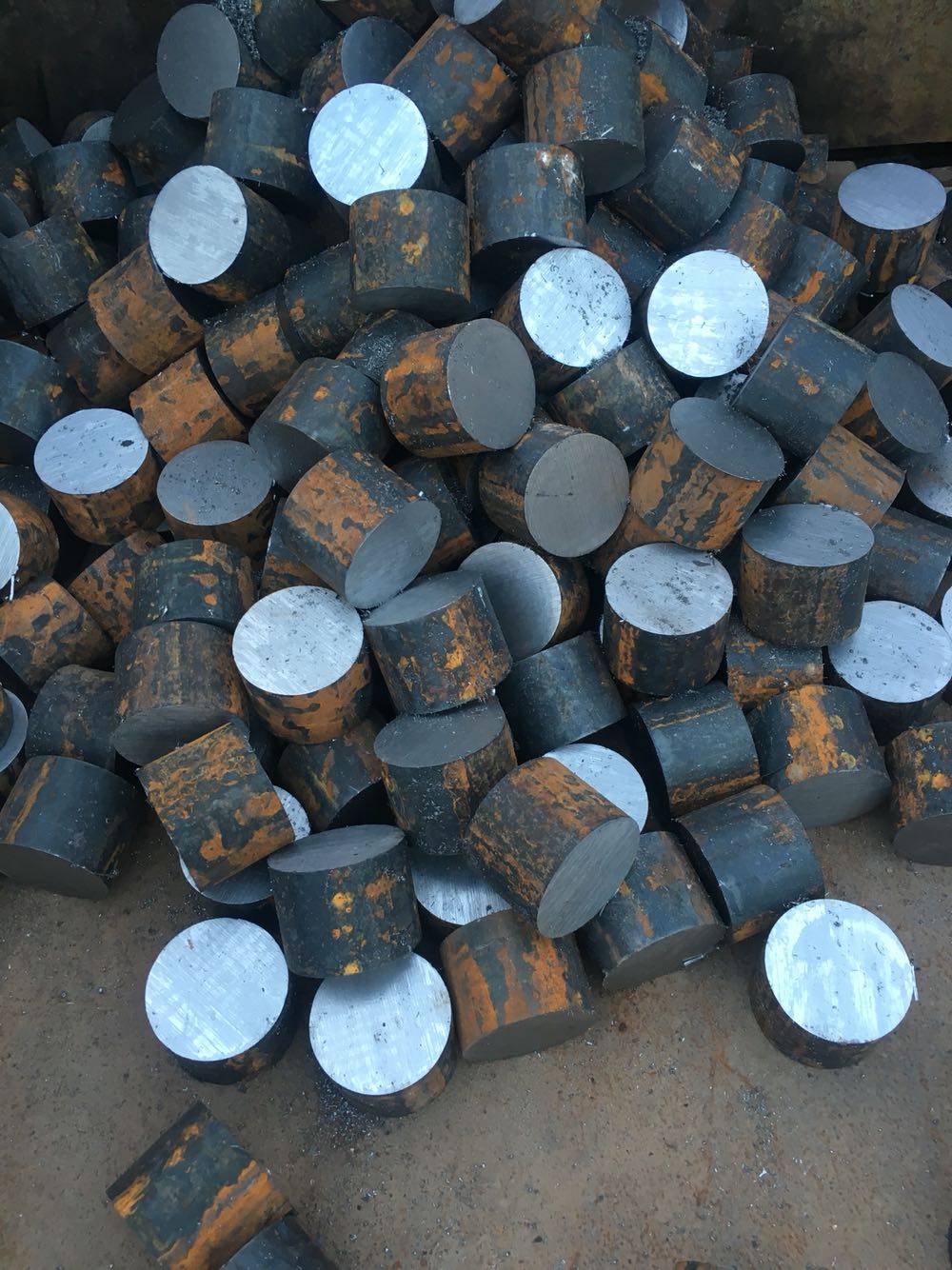 No. 45# Circular Steel Rod 42crmo40cr Steel Bar 35crmo Steel Column Q235 Solid Heat Treatment