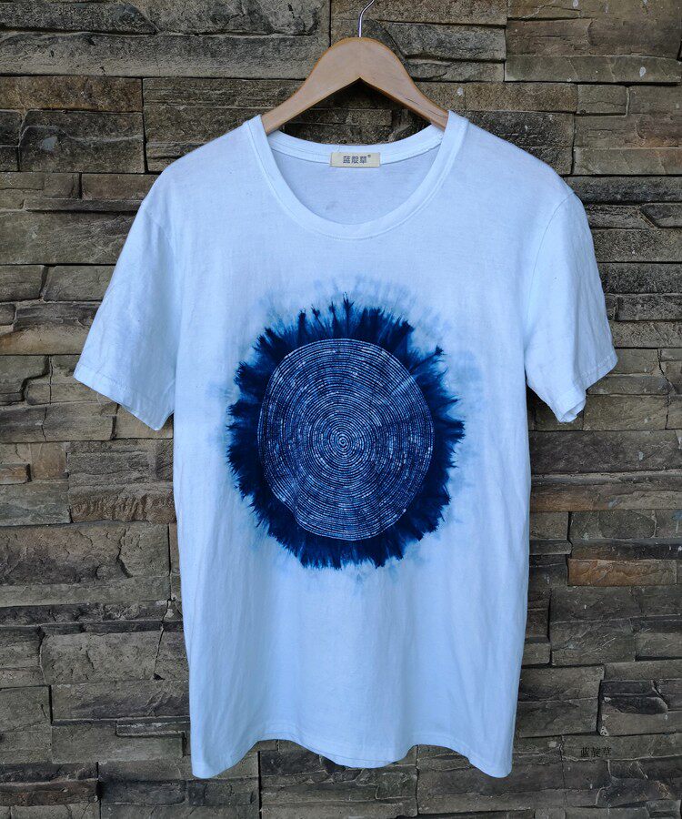 Indigo grass batik T-shirt annual ring pattern handmade plant indigo dyeing intangible cultural heritage craft cultural and creative gifts customized research training