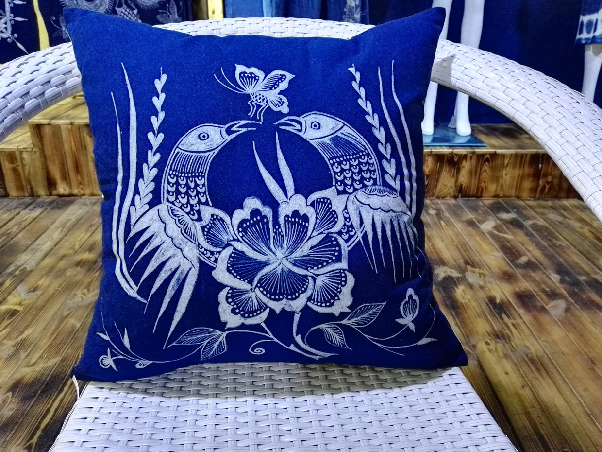 Wax Dyeing Hug Pillow Back Cushion Pillow Headgear Customized Processing Drawing Picture Non-Mühmong Batik Skills Experience Training Tours