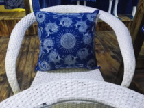 Wax dyeing and holding pillow rests with pillow cushions jacket pure handmade to make natural plant dye dyeing Miao batik training experience
