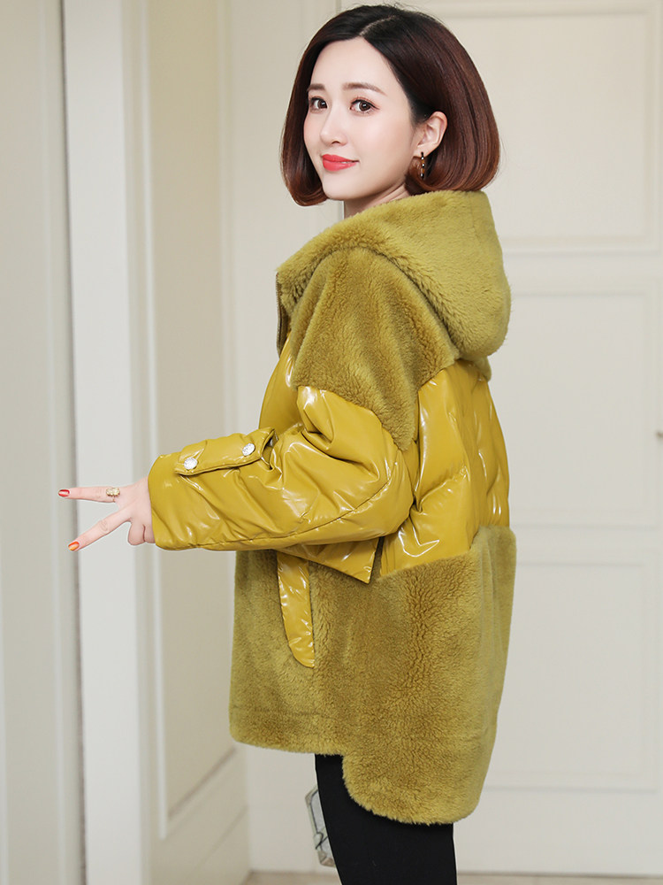 zqqz sheep shearing coat women's short hooded new loose grain wool fur coat down jacket 8080