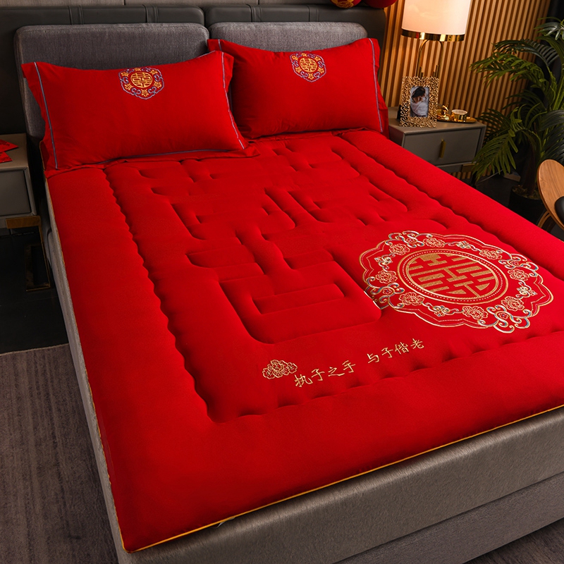 Bright Red Wedding Mattress Pad for Home Use, Suitable for 1.8/2.0m Beds, Festive Dowry for New Homes Bright Red Wedding Mattress Pad for Home Use, Suitable for 1.8/2.0m Beds, Festive Dowry for New Homes