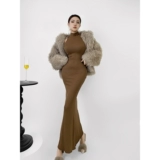 Платье без рукавов, европейский стиль, высокий воротник, с акцентом на бедрах, в обтяжку, по фигуре