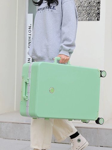 Красный чемодан, небольшая свежая универсальная коробка