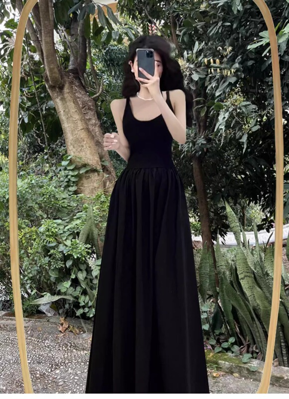 Hepburn-Style Dress for Women, Summer French Retro Waist-Cinching Black Long Skirt with a Large Hem, Spaghetti Strap Little Black Dress with a High-End Feel
