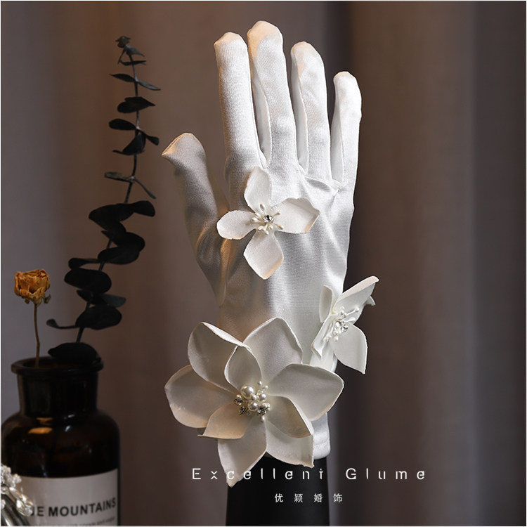 Super fairy bride wedding dress satin petal gloves white gauze accessories high-end photo studio with makeup photo sample modeling