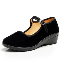 Черный каблук-танкетка высотой 3,5 см.