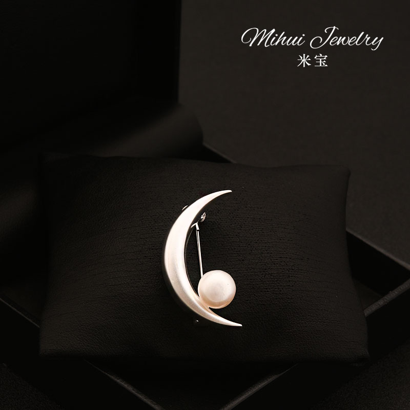 Natural Pearl Moon Brooch for Women, Vintage Style, Exquisite and Elegant Original Brooch