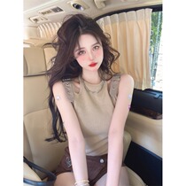 The French hot girls harnesses vest with a small crowd outside the summer design and a sexy workout for the bottom sleeveless blouse