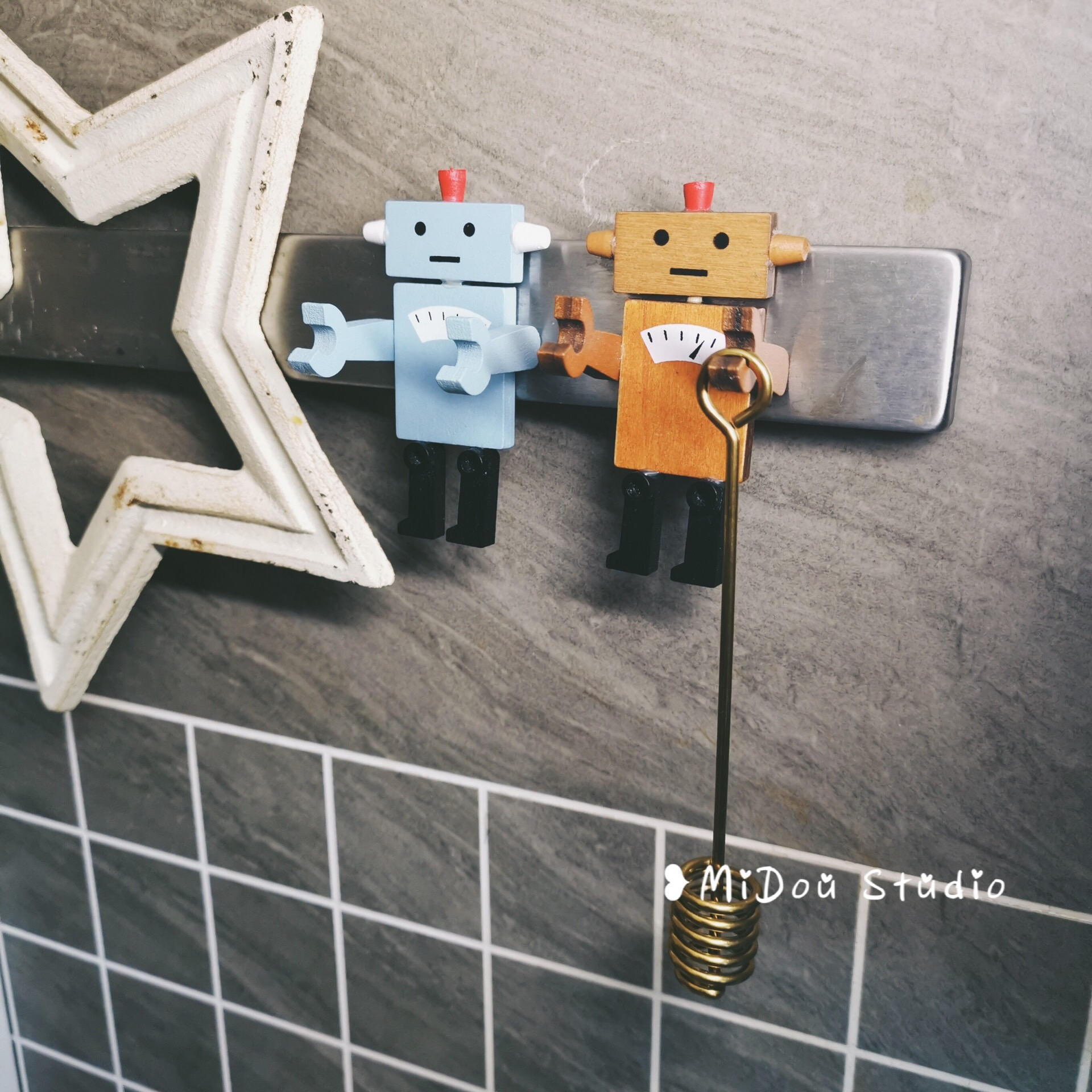 Spot Japan Zakka Natural Wooden Retro Robot Styling Magnetic Patch Free of perforated hooks