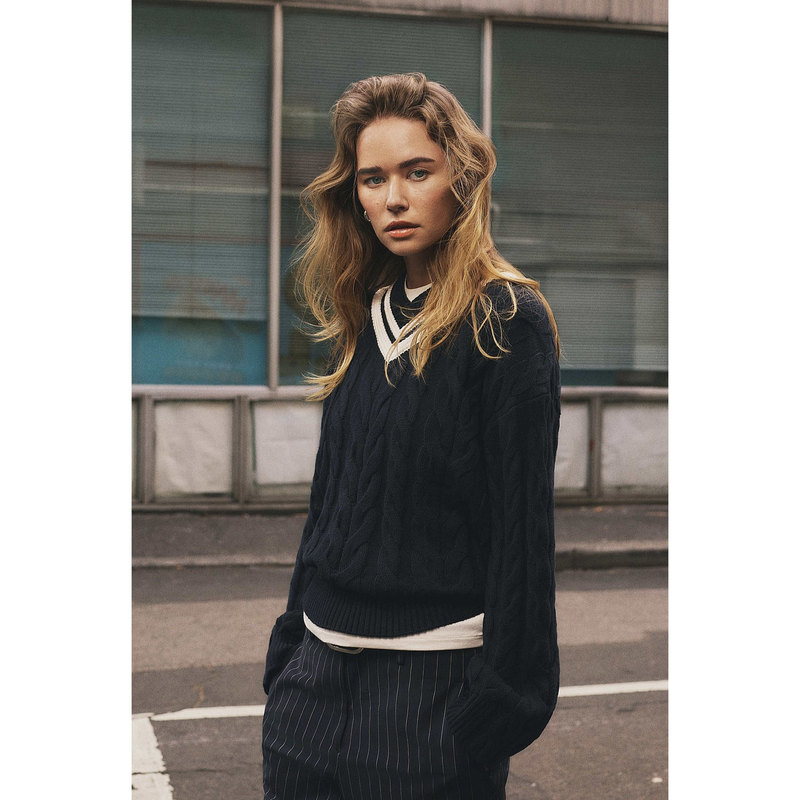 Australian Count** Roa* Shipping 26 Autumn/Winter Women's Loose V-Neck Cable Knit Color-Blocked Sweater Australian Count** Roa* Shipping 26 Autumn/Winter Women's Loose V-Neck Cable Knit Color-Blocked Sweater