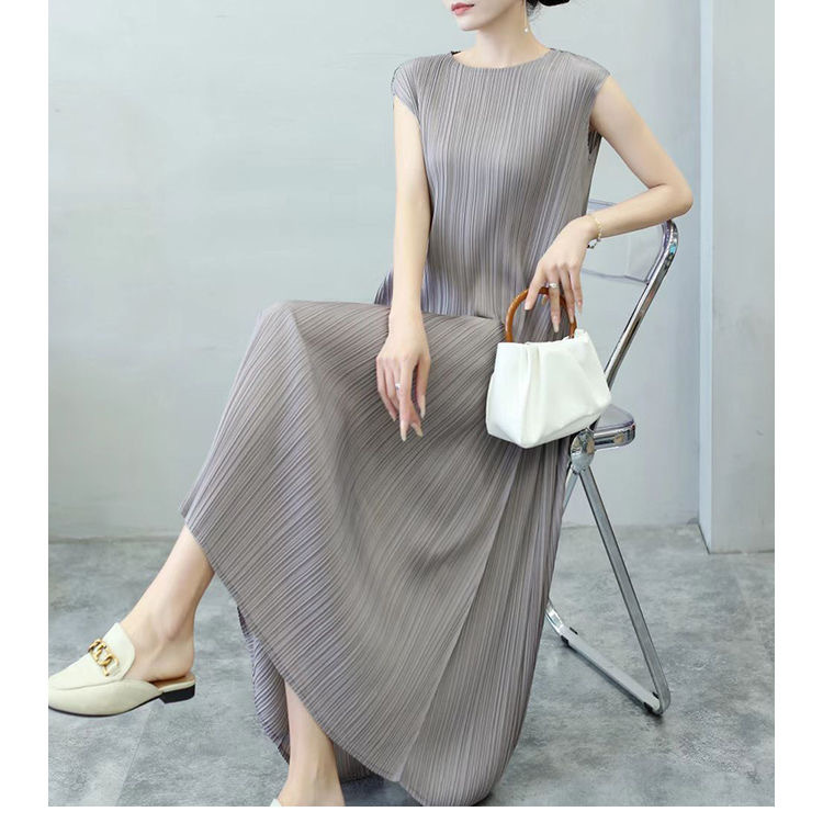 Miyake's New Summer Sleeveless Pleated Elegant Slimming Dress with Round Neck, Loose, Casual, Comfortable, Mid-Length Dress for Women
