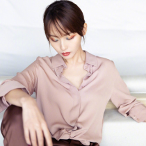 Zhang Jia-Ni stars with the same style of design a small crowdsourced retro-port taste blouse casual loose Han version 100 lap shirt female