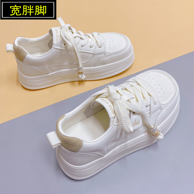 White Thick-Soled Sneakers for Women with Wide Feet, Lightweight Sports Casual White Shoes, Fashionable Retro Large Size Women's Shoes 41 to 43